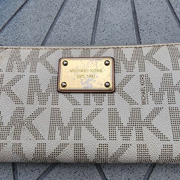 Michael Kors Monogram Jet Set Zip Around Coated Canvas Distressed Wallet - Picture 2 of 9